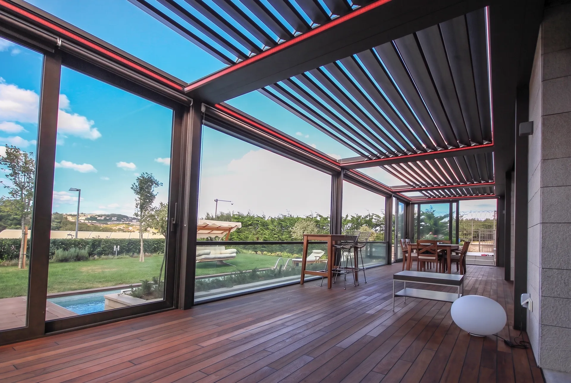 Bioklimatik pergola ve cam sistemleriyle kapatılmış teras