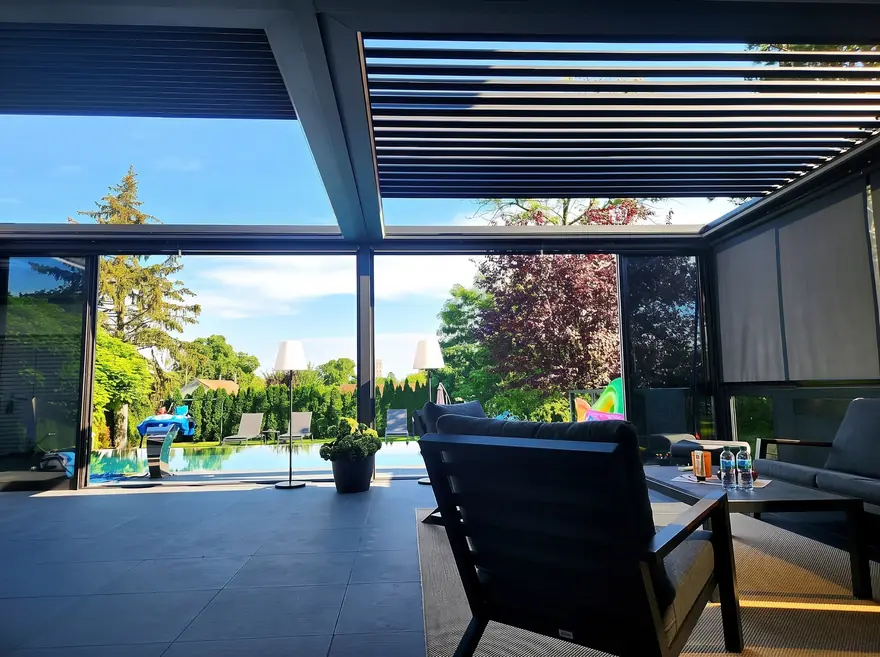 Pergola bioclimatica + Vetrata a ghigliottina + Tenda zip — Berlino, Germania