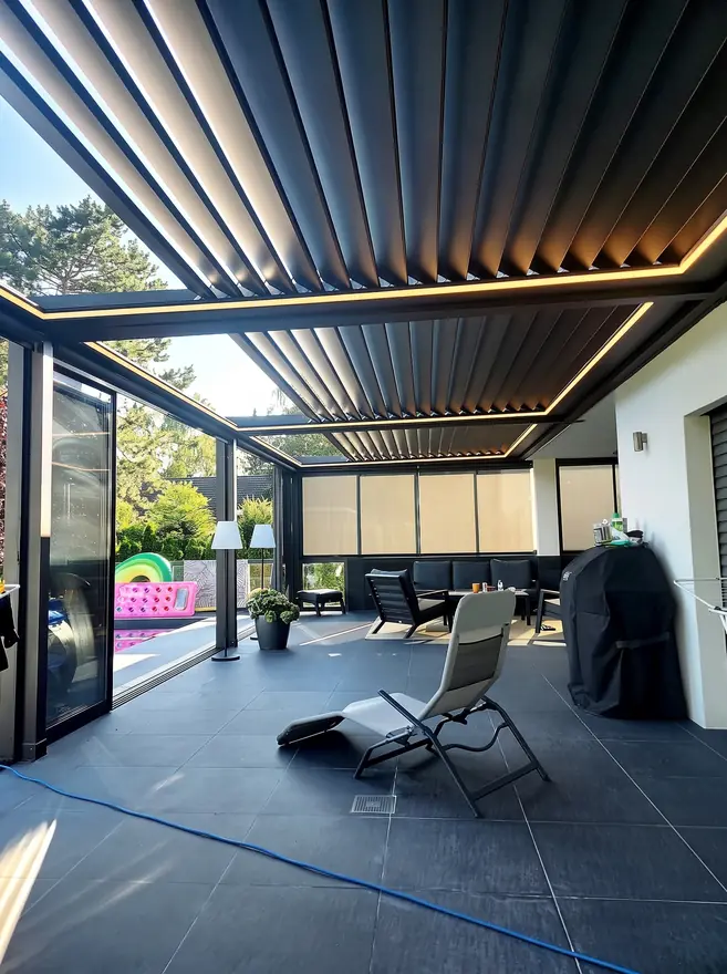 Pergola bioclimatica + Vetrata a ghigliottina + Tenda zip — Berlino, Germania
