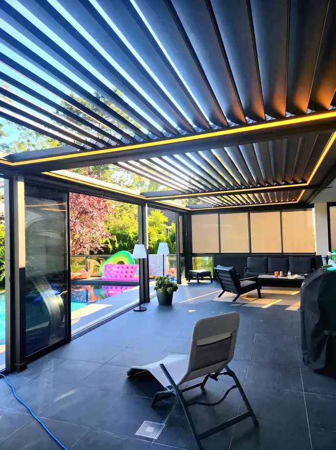 Pergola bioclimatica + Vetrata a ghigliottina + Tenda zip — Berlino, Germania